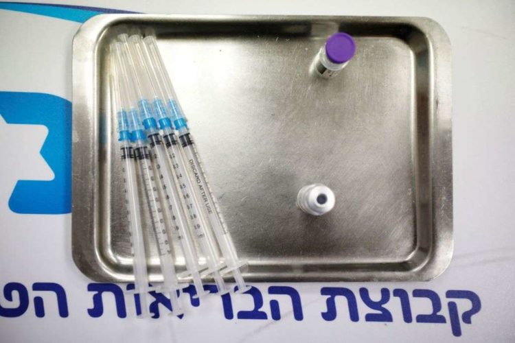 Φαίνεται να αποδίδει ο μαζικός εμβολιασμός στο Ισραήλ
