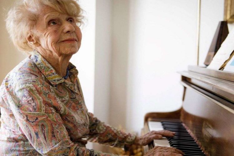 Γαλλία: Πιανίστρια 106 ετών ηχογράφησε το έκτο άλμπουμ της (Video)