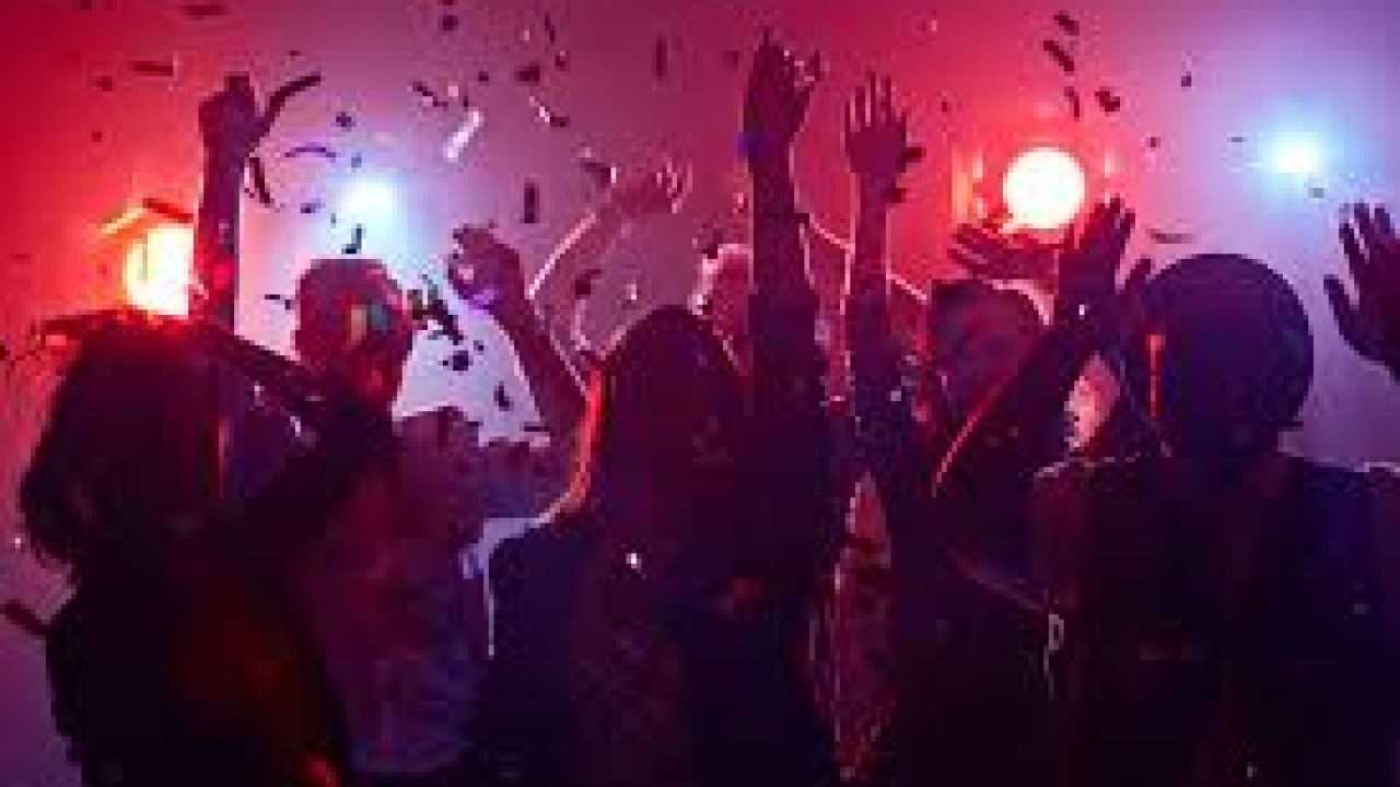 Σαράντα δυο άτομα χόρεψαν σε κορωνο-πάρτι στην Κυψέλη