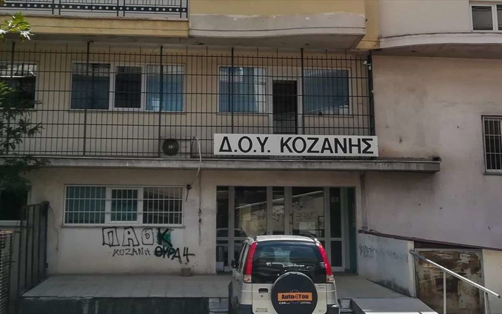 «Έφυγε» ο εφοριακός που είχε χτυπηθεί με τσεκούρι στη ΔΟΥ Κοζάνης