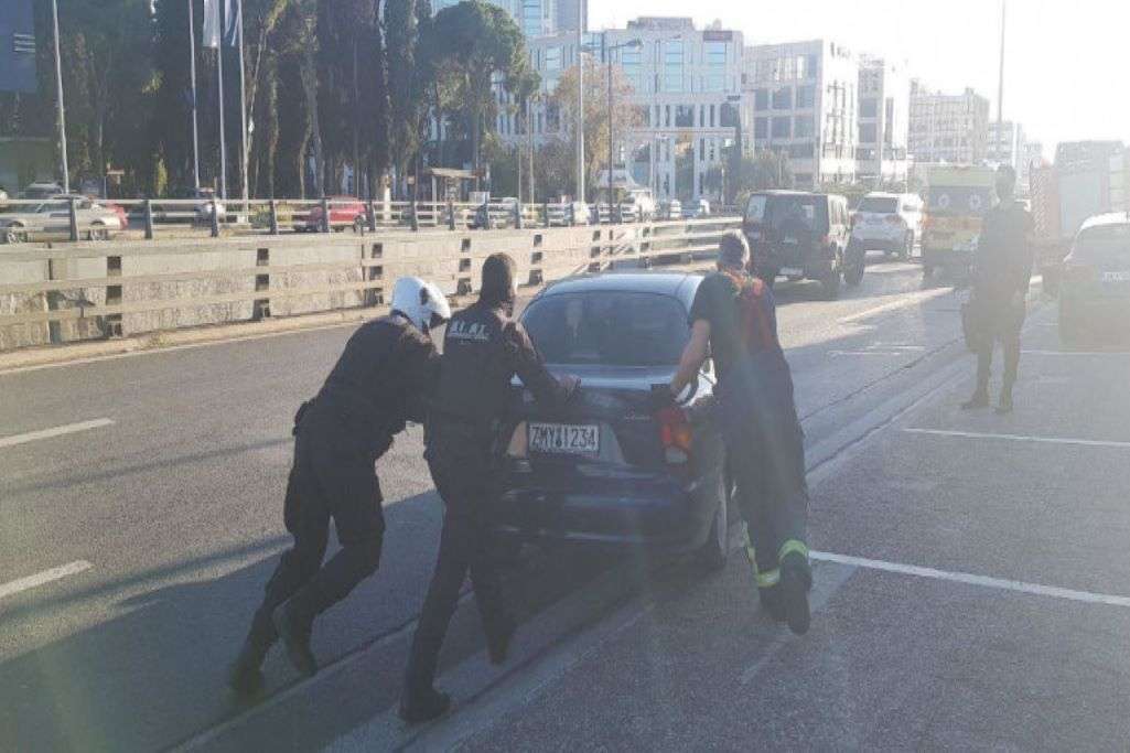 Γεννητούρια στην Κηφισίας... με τη βοήθεια πυροσβεστών και αστυνομικών (φωτο)