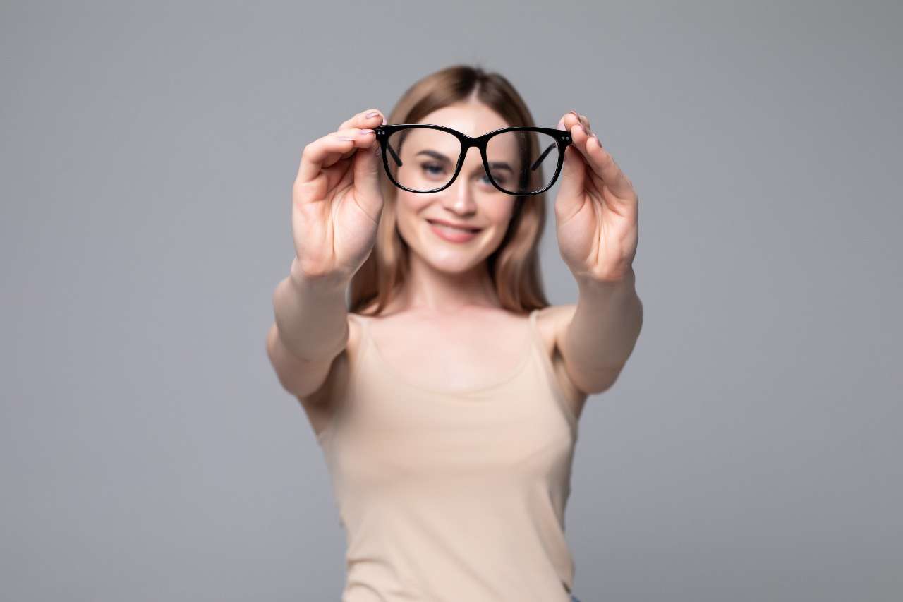 COVID-19: Τρεις φορές μικρότερο κίνδυνο έχουν να κολλήσουν όσοι φορούν γυαλιά