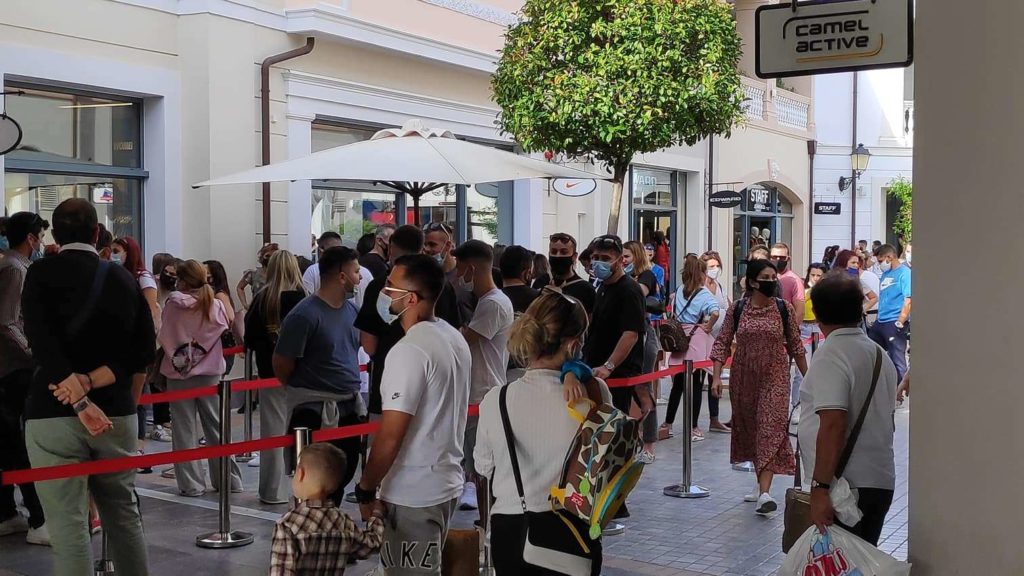 Τέλος στα «πηγαδάκια» έξω από τα καφέ για take away - Τσουχτερά πρόστιμα