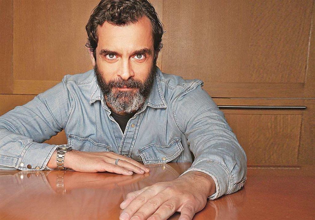 Κωνσταντίνος Μαρκουλάκης: Έπρεπε να πεθάνει ο πατέρας μου για να καταλάβω τι φοβερό άτομο είναι η μητέρα μου