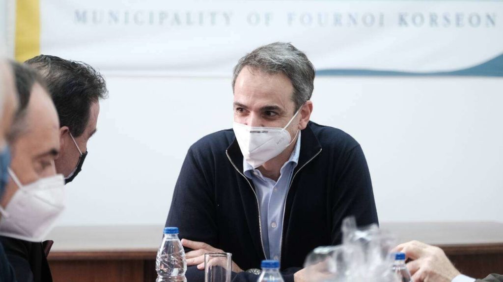 Μητσοτάκης στην Ικαρία: Η εμβολιαστική εκστρατεία τρέχει καλά