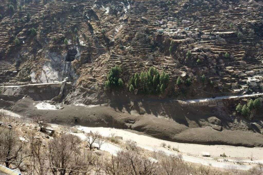 Ινδία: Τμήμα παγετώνα των Ιμαλαΐων κατέρρευσε – Αγνοούνται 150 άνθρωποι (Video)