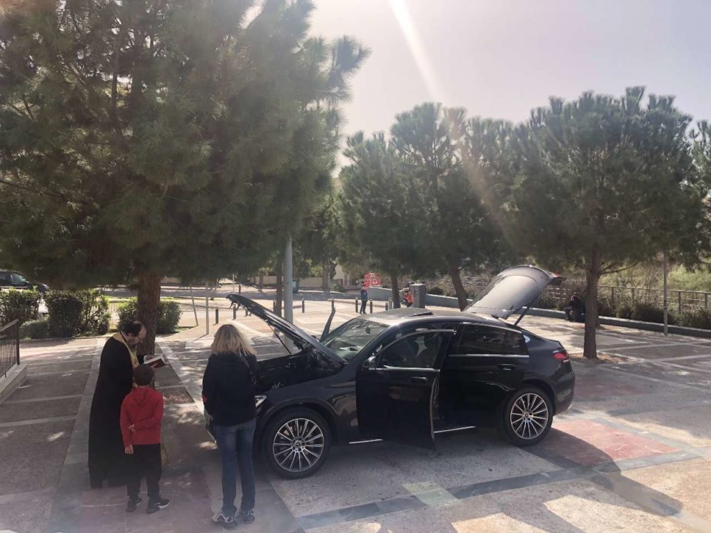 Παπάς στη Γλυφάδα, εν μέσω lockdown, κάνει αγιασμό σε…αυτοκίνητο