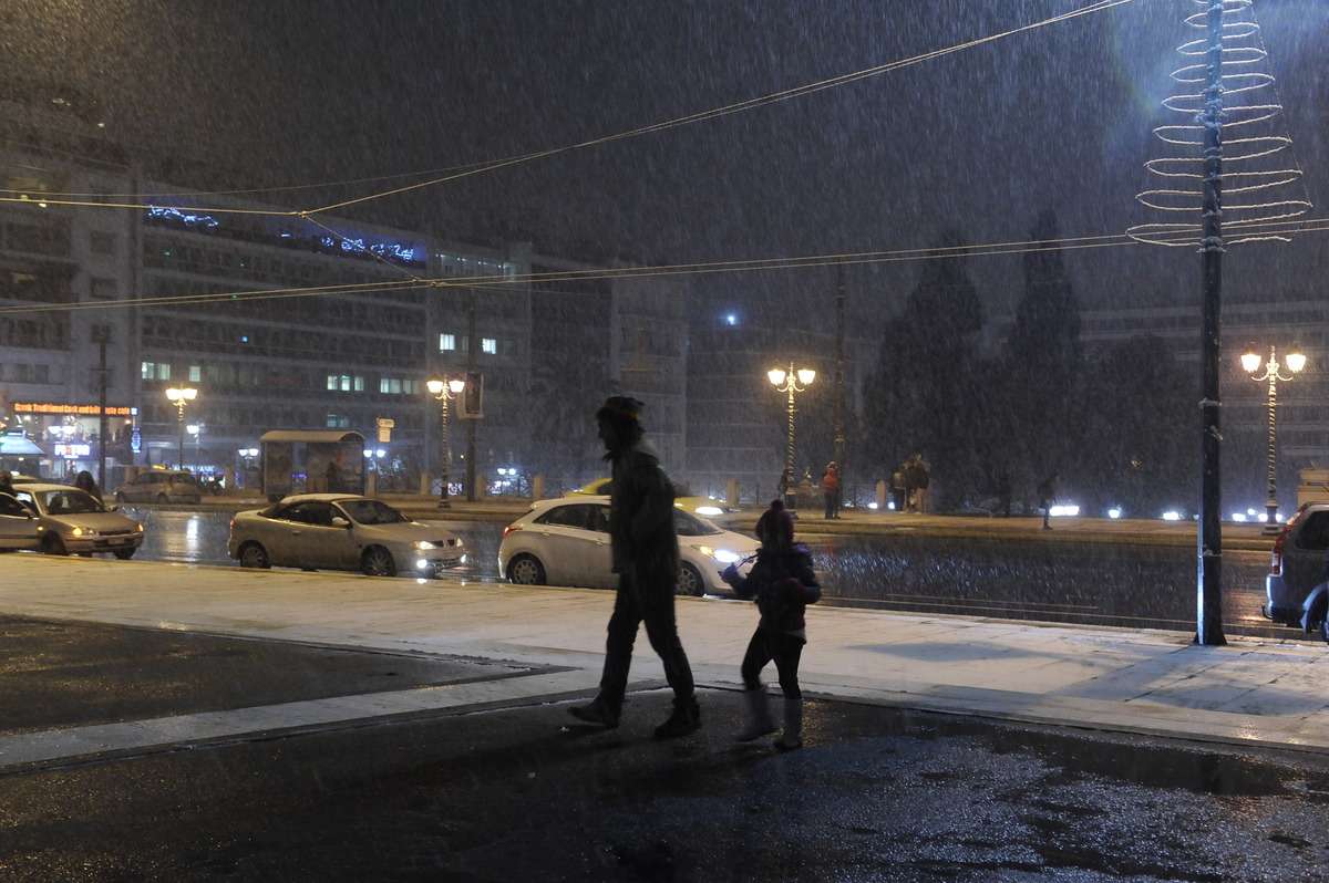 Χιονίζει στο κέντρο της Αθήνας.