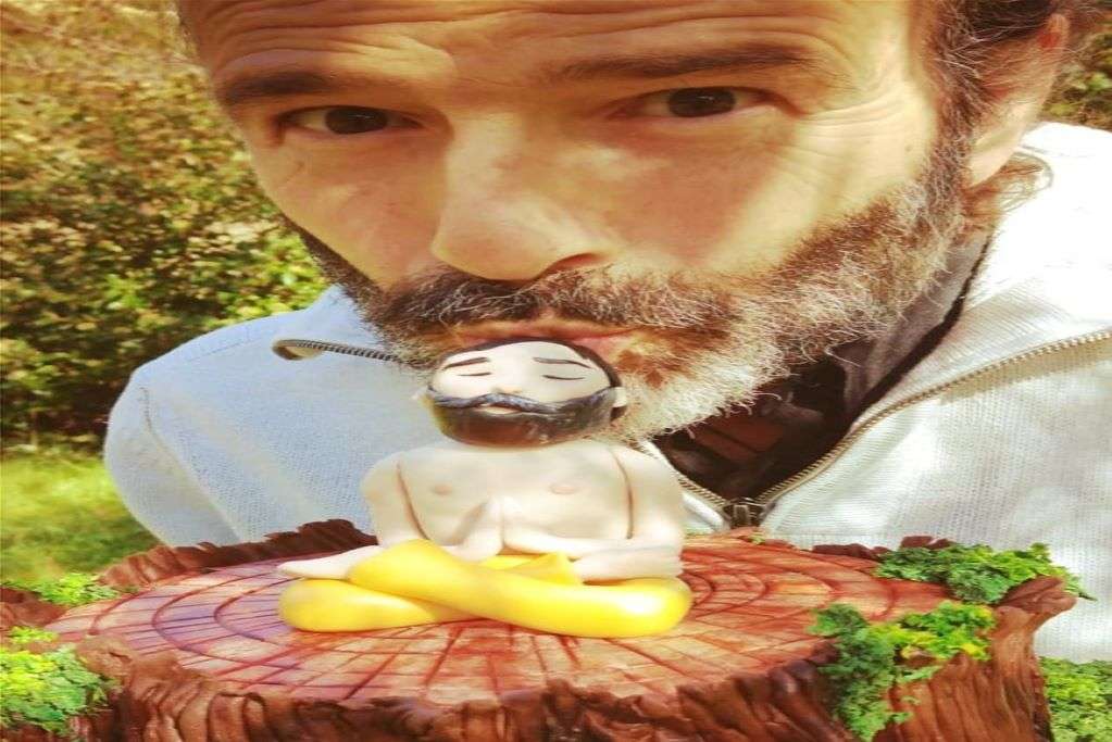Ο ηθοποιός Θανάσης Ευθυμιάδης βγαίνει και σε τούρτα