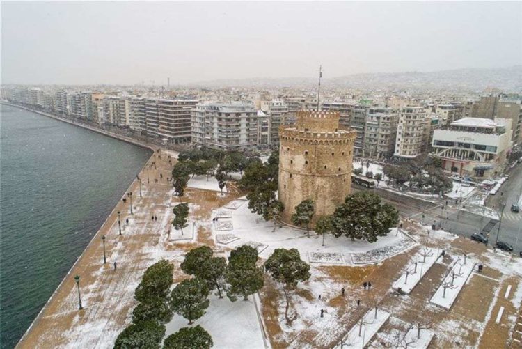 Η χιονισμένη Θεσσαλονίκη εντυπωσιάζει από την επέλαση της «Μήδειας» (Video)