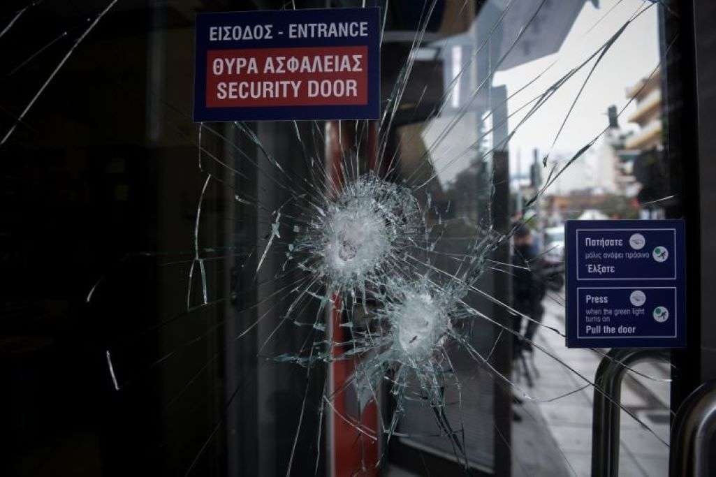 Σειρά επιθέσεων σε τράπεζες και καταστήματα τη νύχτα στην Αττική