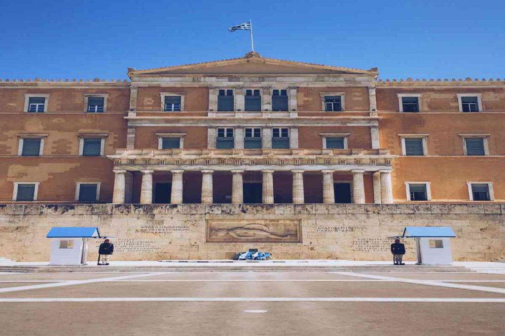 Βουλή: Yιοθετεί τα 3 παιδιά του άτυχου πυροσβέστη που χάθηκε στον Εβρο