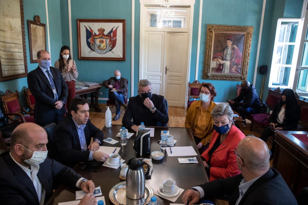 Ο Μηταράκης χωρίς μάσκα σε συνάντηση με φορείς, γιατί μπορεί