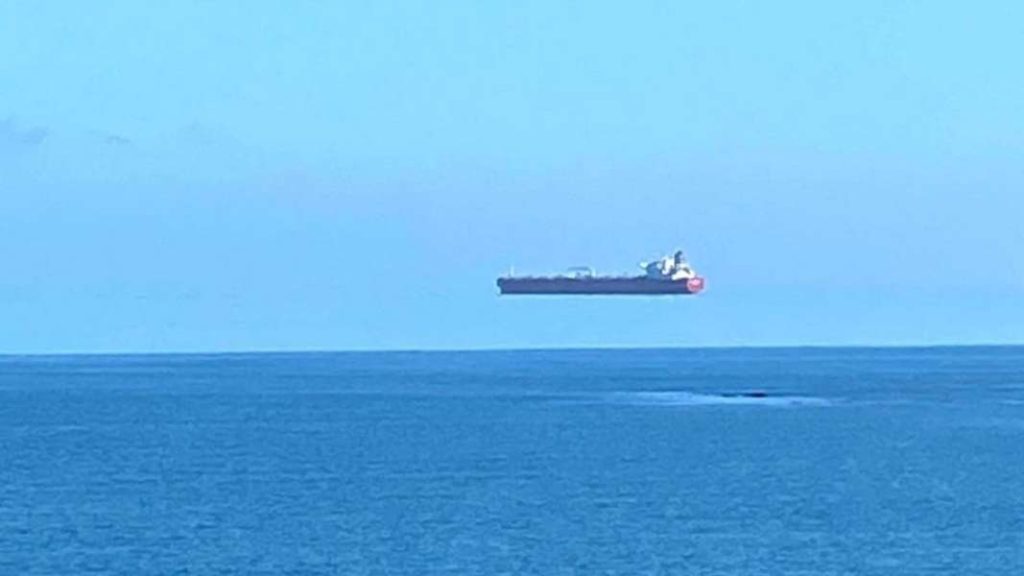 Δείτε το «ιπτάμενο» πλοίο στην ακτή της Κορνουάλης;