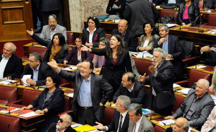 64 βουλευτές του ΣΥΡΙΖΑ ερωτούν τον Χρυσοχοΐδη για τη Νέα Σμύρνη