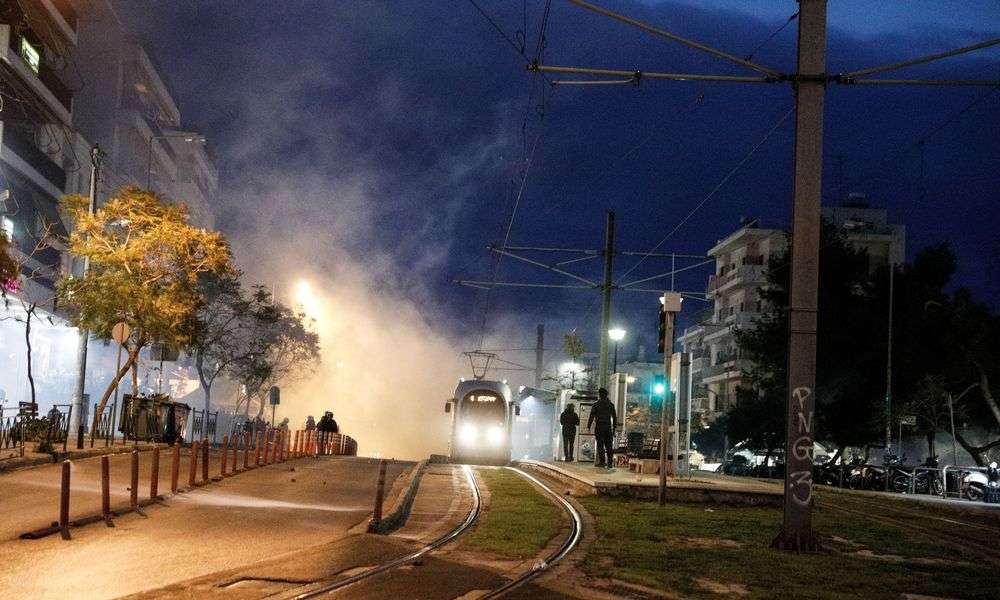 Τα διεθνή μέσα εξετάζουν τα επεισόδια στη Νέα Σμύρνη