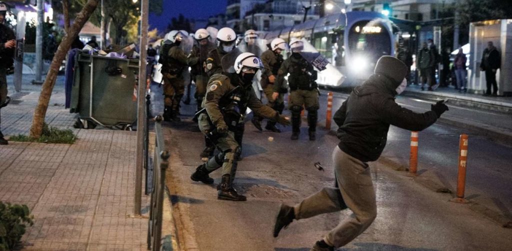 Ανακοινώσεις ΣΥΡΙΖΑ και ΚΙΝΑΛ για τα επεισόδια στη Νέα Σμύρνη