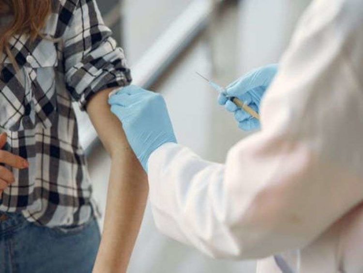 Το εμβόλιο της Astrazeneca θα διατίθεται και για τους άνω των 65 ετών