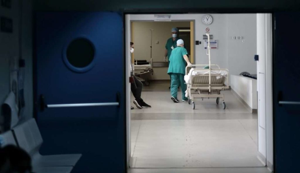 ΣΥΡΙΖΑ και ΚΚΕ ζητούν άμεση επίταξη ιδιωτικών κλινών