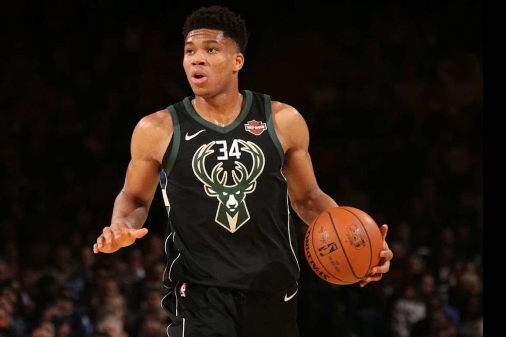 Οι Milwaukee Bucks εύχονται στη χώρα μας στα Ελληνικά