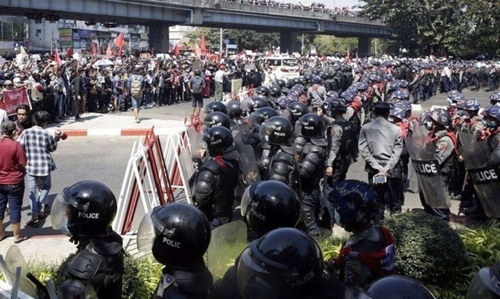 Αιματηρό συνεχίζεται το πραξικόπημα στη Μιανμάρ