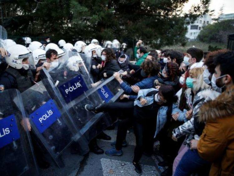 Συλλήψεις 50 διαδηλωτών έξω από δικαστήριο της Κωνσταντινούπολης