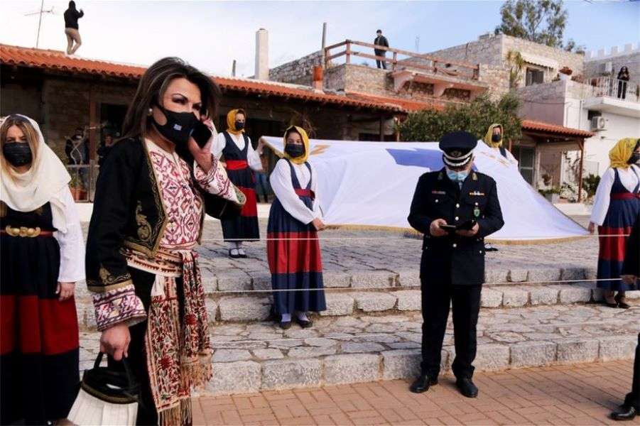 Η Γιάννα Αγγελοπούλου στη Μάνη με παραδοσιακή ενδυμασία (ΦΩΤΟ)