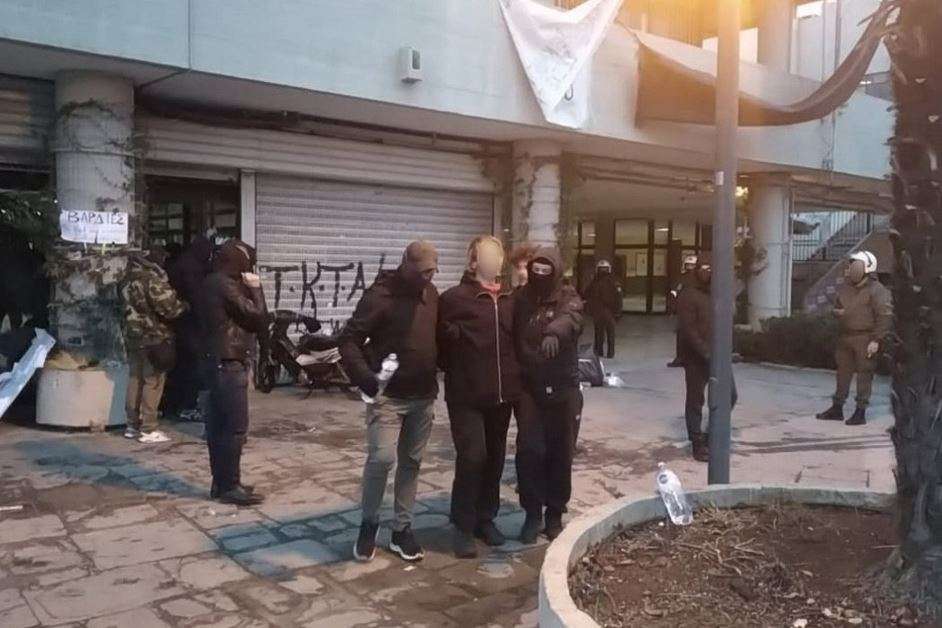 ΑΠΘ: Η αστυνομία εκκένωσε την κατάληψη - 33 προσαγωγές