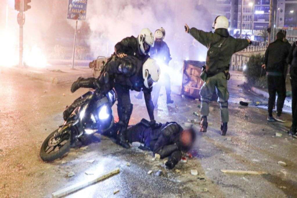 Νέα Σμύρνη: Απολογείται σήμερα ο δράστης που άρπαξε τον αστυνομικό από τη μηχανή