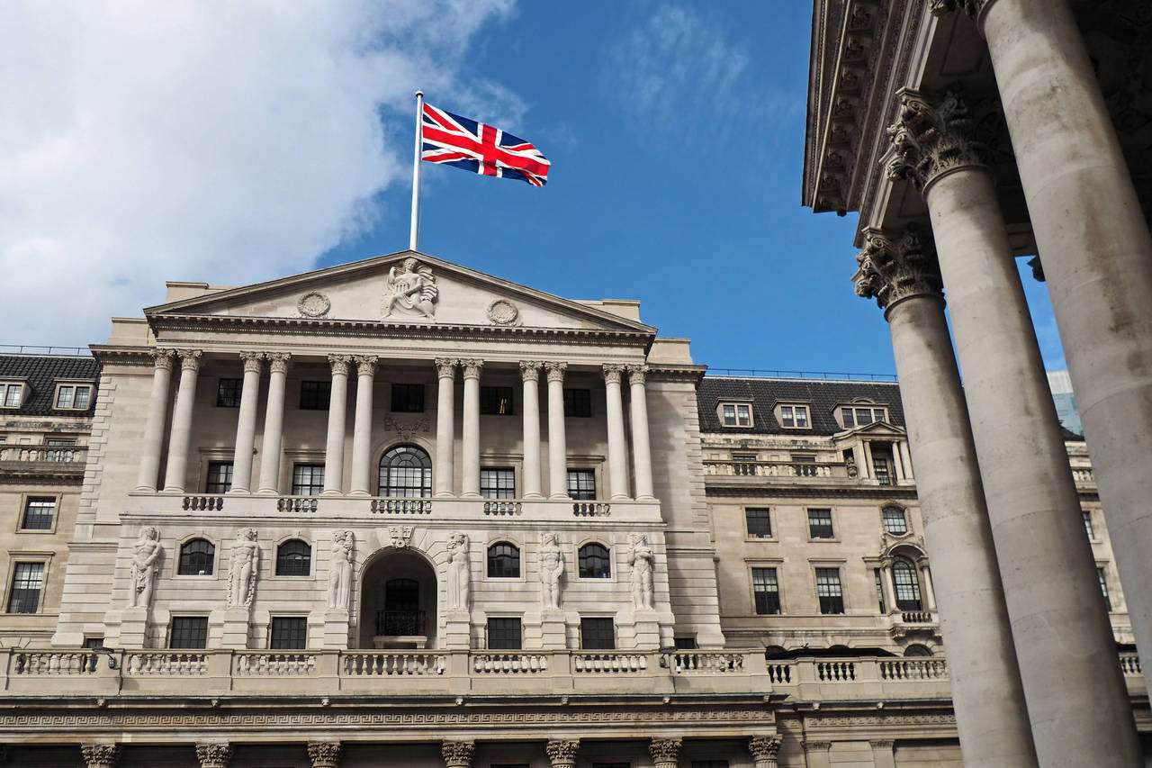 Τράπεζα της Αγγλίας: Αύξησε τα επιτόκια στο 2,25%, παρά την ύφεση