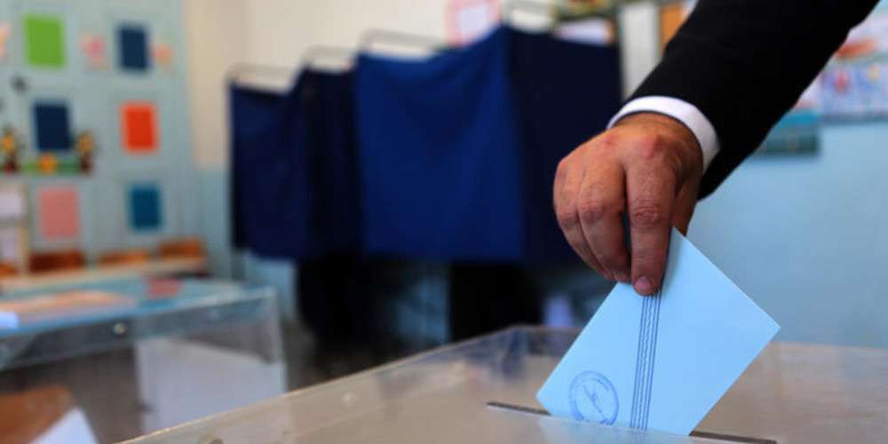 Διψήφια είναι η διαφορά που καταγράφεται στη δημοσκόπηση της Pulse (με αναγωγή επί των εγκύρων) για λογαριασμό του ΣΚΑΙ μετά την παρουσία τόσο του πρωθυπουργού Κυριάκου Μητσοτάκη όσο και του Αλέξη Τσίπρα στη ΔΕΘ.