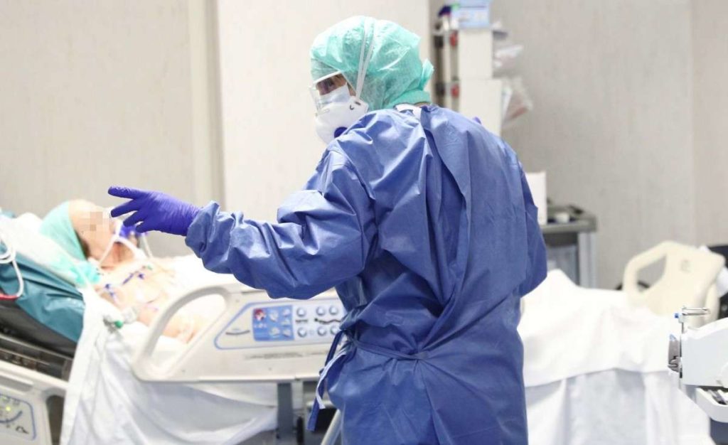 Κατέρρευσαν οι ΜΕΘ: παρακαλούν για ένα κρεβάτι οι συγγενείς