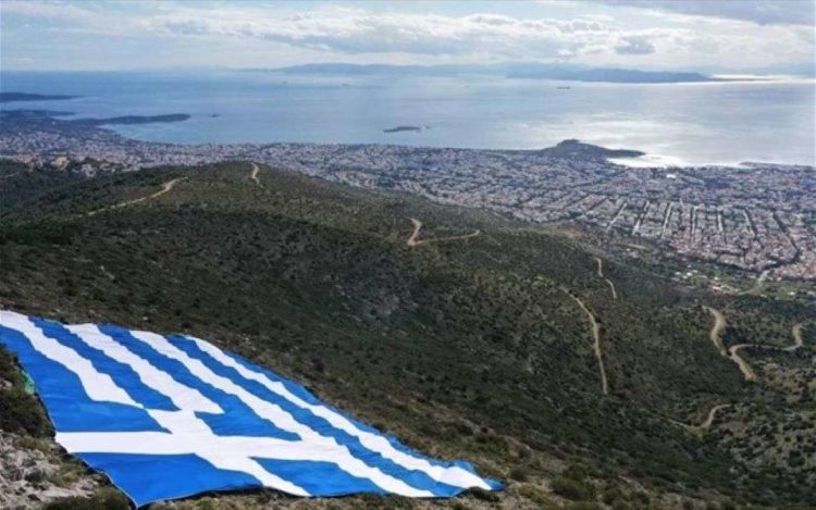 Ελληνική σημαία 4.000 τ.μ. τοποθετήθηκε στον Υμηττό (ΦΩΤΟΓΡΑΦΙΕΣ)