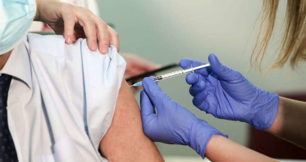 Καταγγελίες ότι και στην Καλλιθέα εμβολιάστηκαν εκτός πρωτοκόλλου Αντιδήμαρχοι