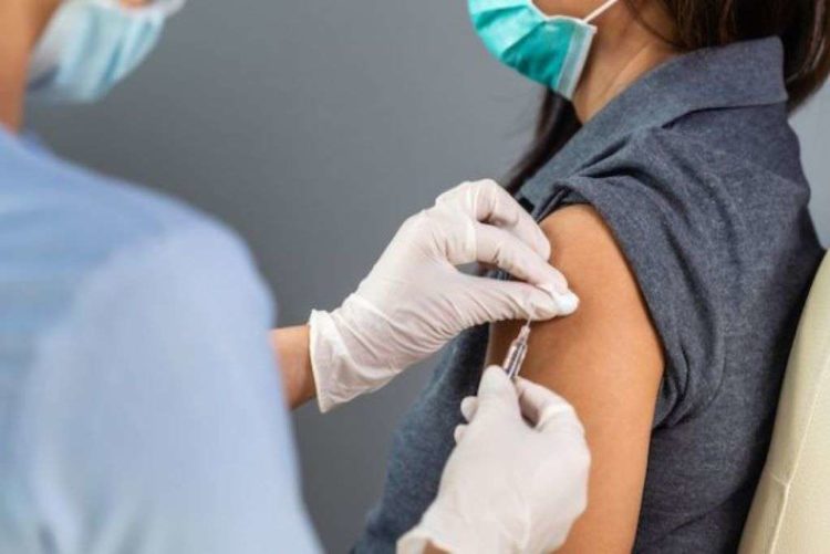 Κορωνοϊός: Οι γυναίκες εμφανίζουν συχνότερα παρενέργειες μετά τον εμβολιασμό