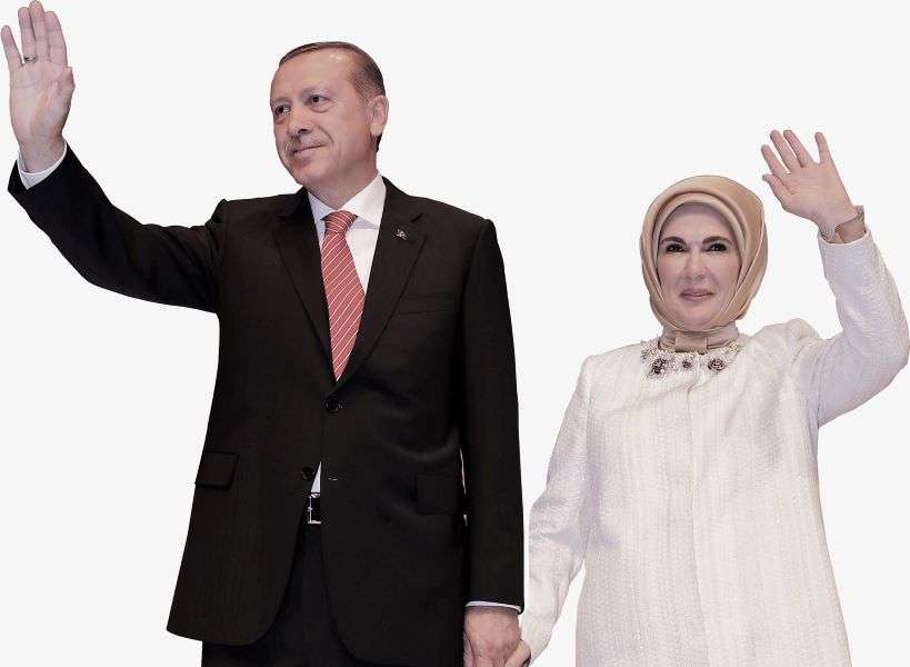 Πλήθος «πολιορκεί» τον Ερντογάν και η Εμινέ εξοργίζεται (ΒΙΝΤΕΟ)