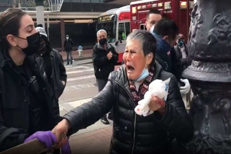 ΗΠΑ: Ηλικιωμένη δέχτηκε επίθεση στον δρόμο - Οδήγησε τον δράστη στα επείγοντα (Video)