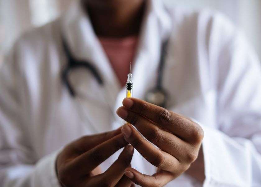 Τον Ιούνιο θα ξεκινήσει ο εμβολιασμός του γενικού πληθυσμού