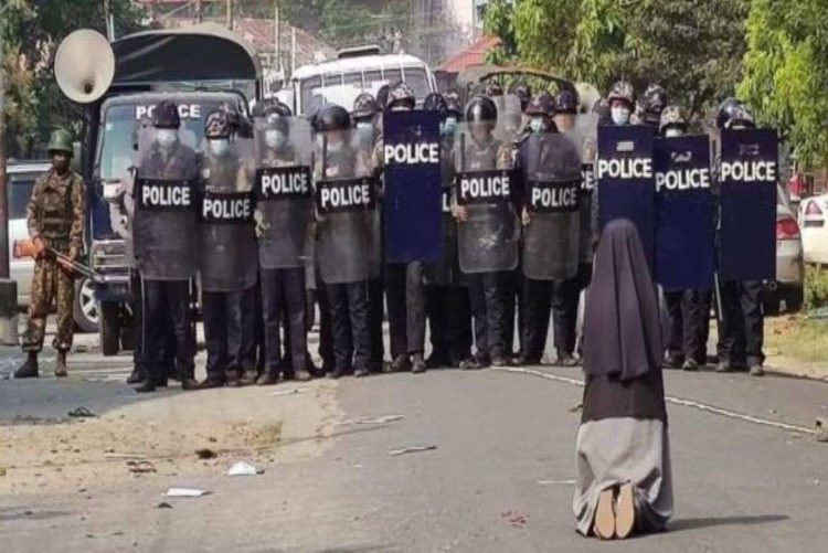 Μιανμάρ: Καλόγρια προέβει σε κίνηση αυτοθυσίας για να προστατεύσει διαδηλωτές (Video)