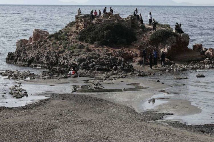 Καβούρι: Εντυπωσιακές εικόνες από την υποχώρηση της θάλασσας