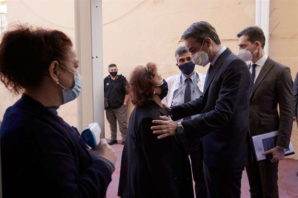 Το συμβολικό και ουσιαστικό «παρών» του Μητσοτάκη στη μάχη με τον Covid-19