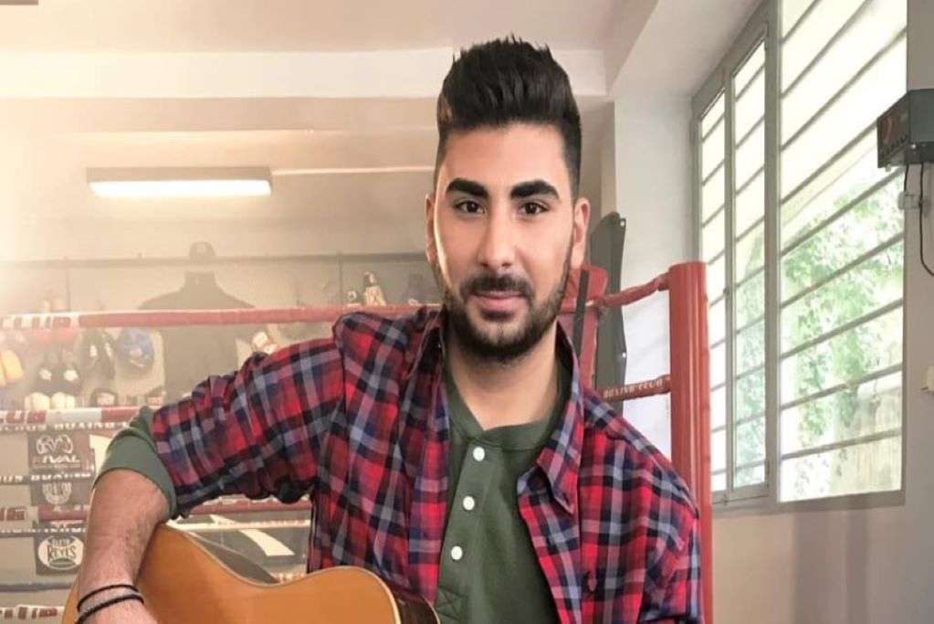 Συγκινεί o μικρός αδελφός του Παντελίδη εκτελώντας μια ερμηνεία του (Video)