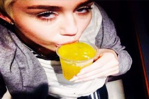 Η Miley Cyrus ξανά κύλησε στον αλκοολισμό μέσα στην καραντίνα