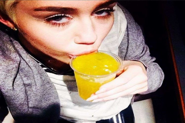 Η Miley Cyrus ξανά κύλησε στον αλκοολισμό μέσα στην καραντίνα