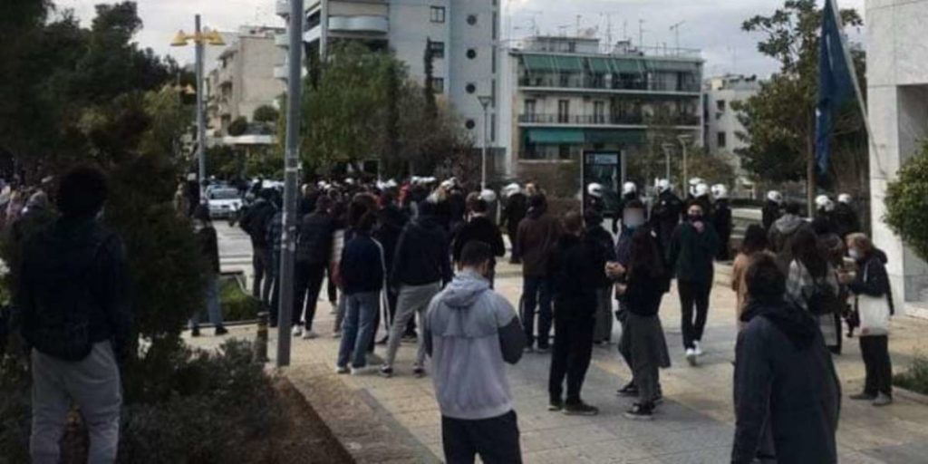Σωρεία αντιδράσεων για την αστυνομική βία στη Ν. Σμύρνη - Το χρονικό και η παρέμβαση εισαγγελέα