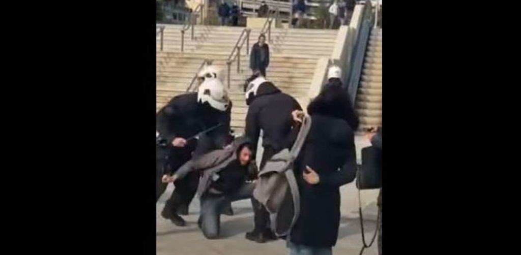 Σε διαθεσιμότητα ο αστυνομικός που ξυλοκόπησε πολίτη στη Νέα Σμύρνη