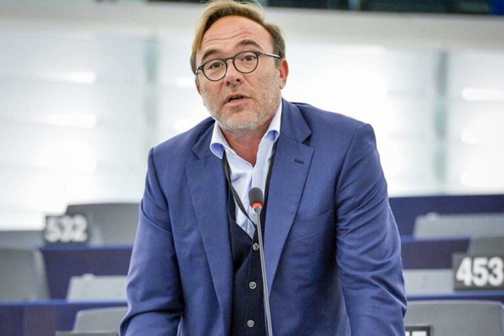 Πέτρος Κόκκαλης: «Αποχωρώ από την ευρωομάδα του ΣΥΡΙΖΑ – Ευχαριστώ τον Αλέξη Τσίπρα»