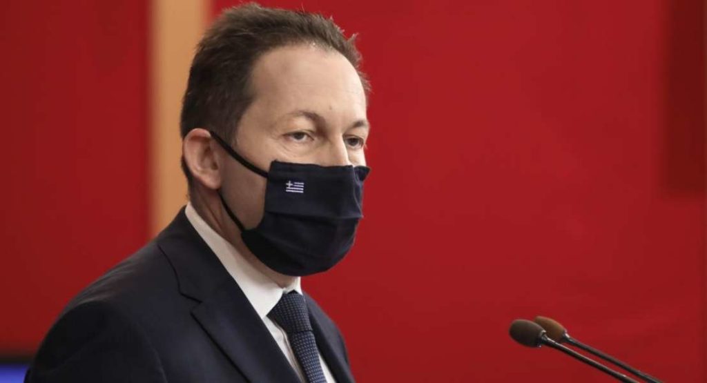 Πέτσας: «Δεν συζητάμε απαγόρευση εισόδου ανεμβολίαστων στο λιανεμπόριο»