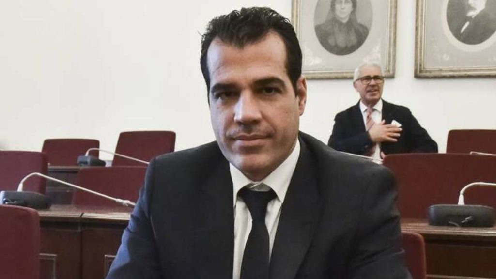 Πλεύρης για Ν. Σμύρνη: Πήγαν να πάρουν το όπλο του αστυνομικού -Ίσως αναλάβω τη νομική υπεράσπιση