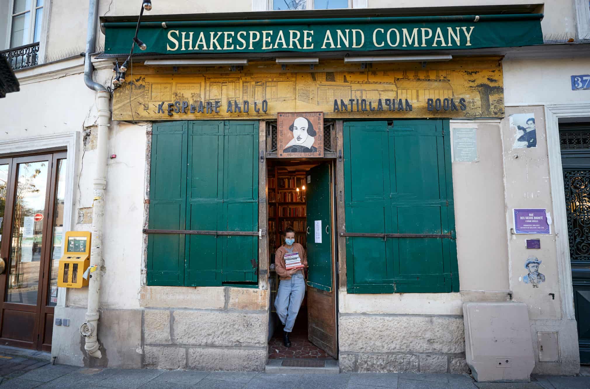 shakespear-and-company-bookstore
